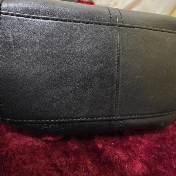 Elegant Black Leather Handbag - Picture 8 of 9